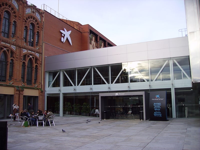 Wissenschaftsmuseum in modernistischem Gebäude
