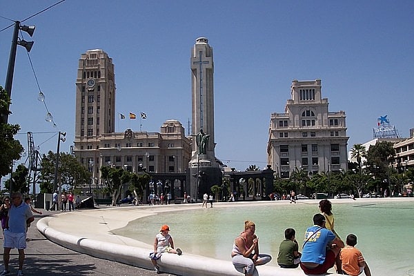 Plaza icónica de la ciudad con restos históricos