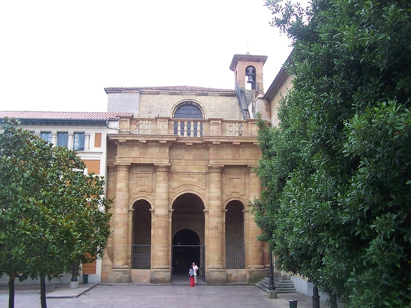 Iglesia católica en Oviedo, España