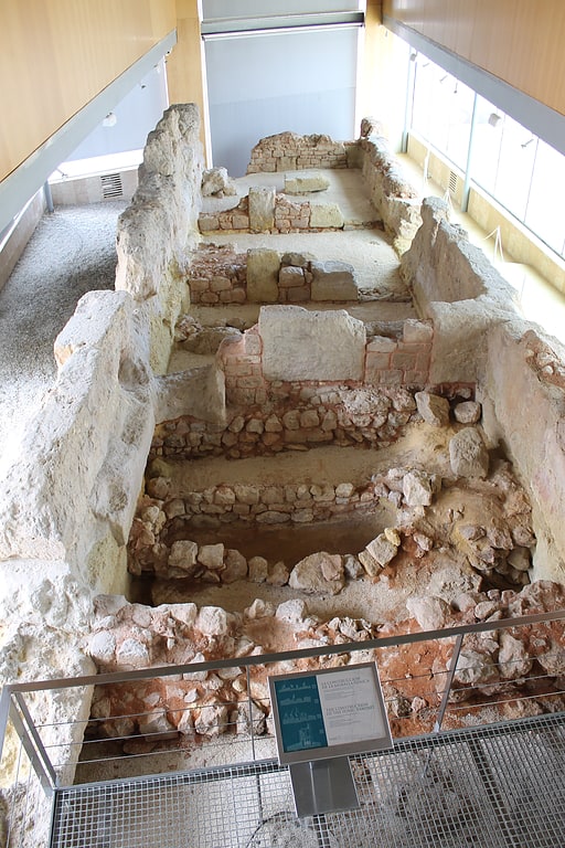 Archäologisches Museum mit alten Mauern
