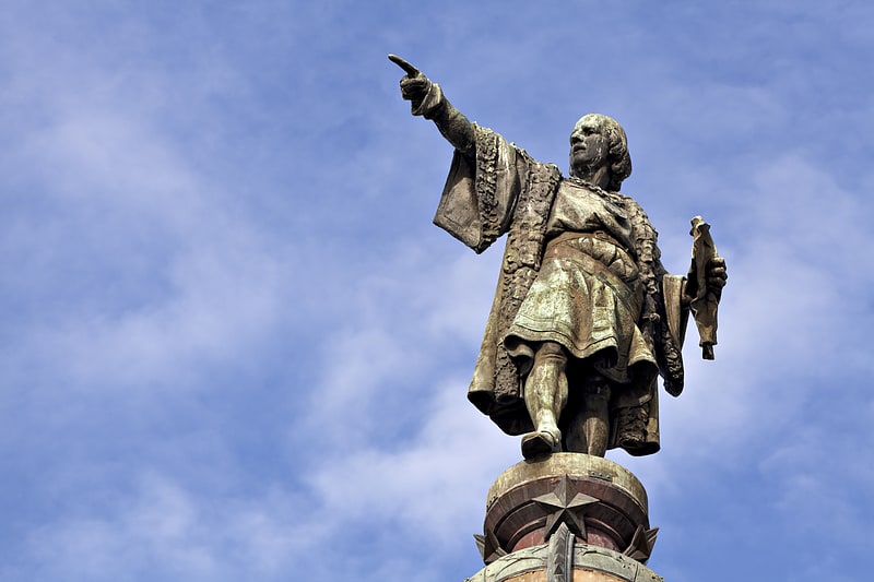 Hoch aufragendes Kolumbus-Denkmal am Meer