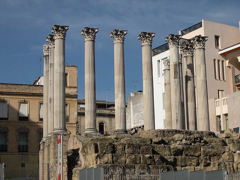 Ruinas romanas en medio de los edificios de la ciudad