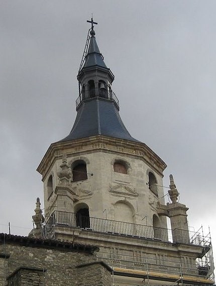 Catedral gótica con tallas ornamentales