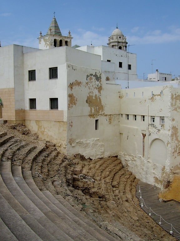 Stätte mit Ruinen eines großen antiken Theaters