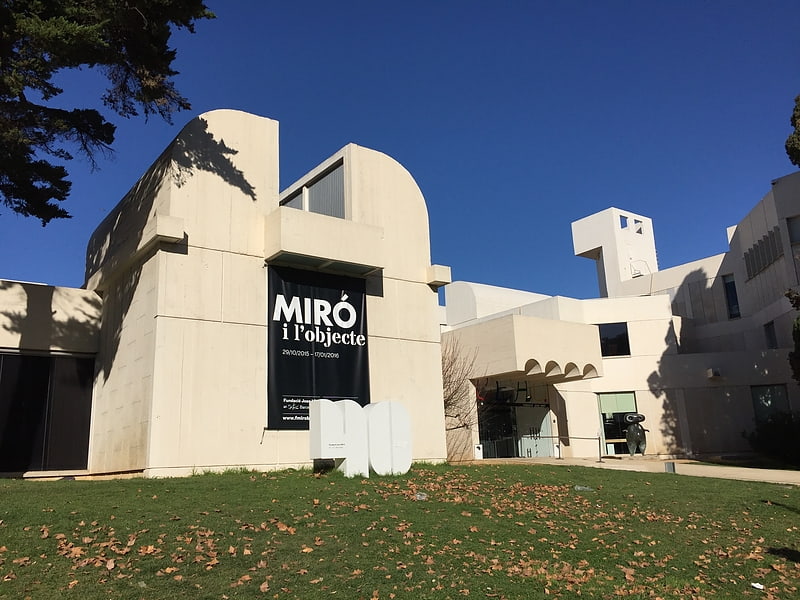 Museum für moderne Kunst auf dem Hügel zu Ehren Miros