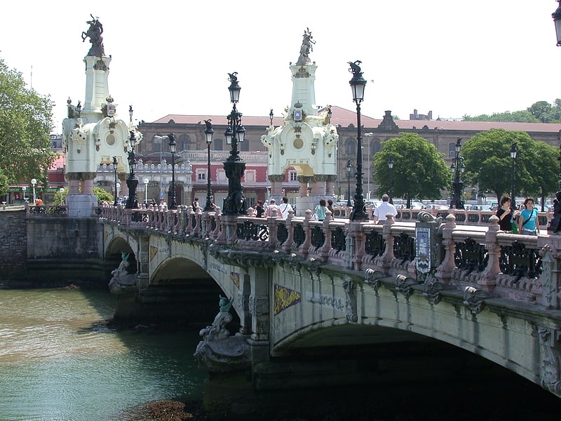 Ikonische Brücke für Fahrzeuge und Fußgänger