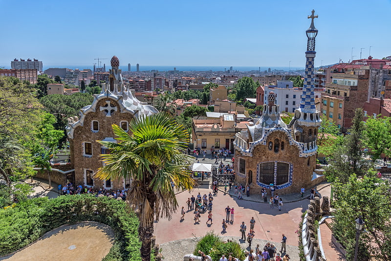 Parc avec les bâtiments sculpturaux de Gaudi