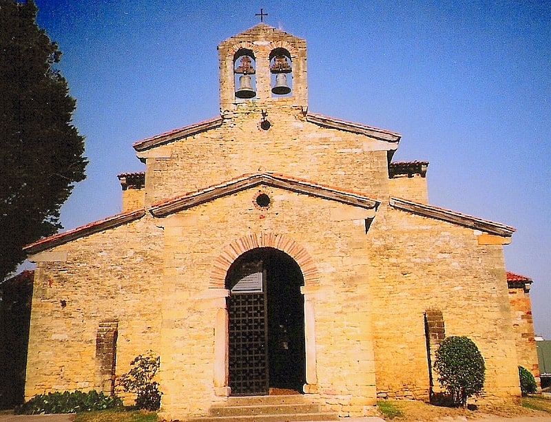Iglesia de los años 800 con notables murales