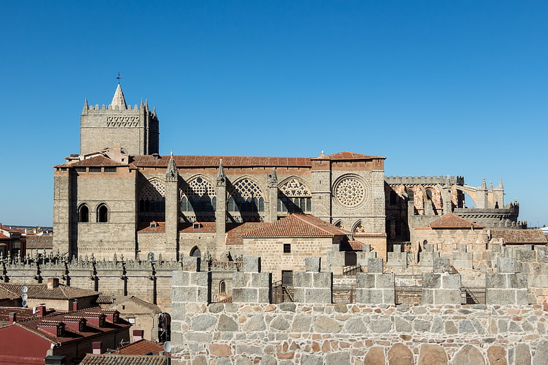 Imposante cathédrale des années 1100 dans les murs de la ville