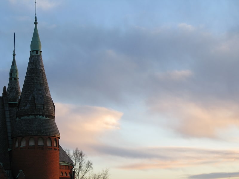 Neugotische Kirche mit einem 252 Fuß hohen Kirchturm