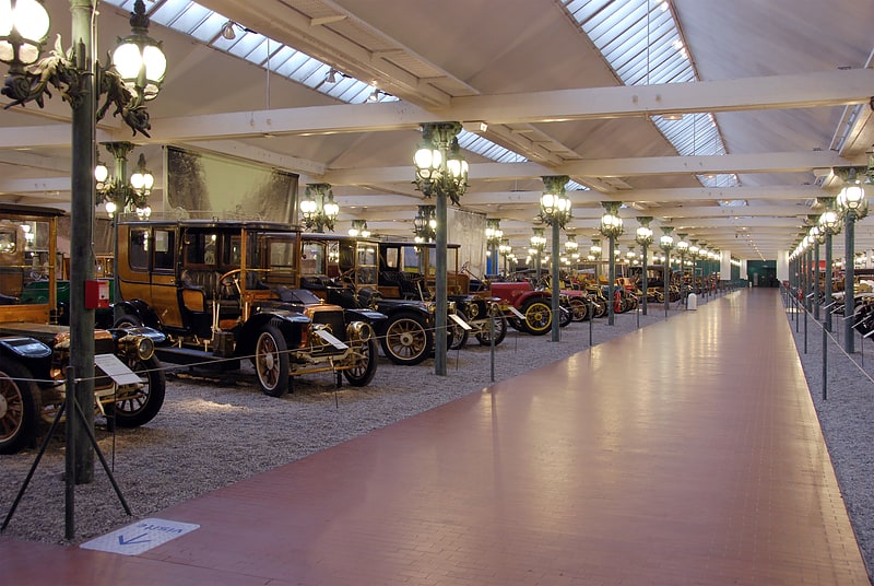 Vaste musée de l'automobile avec piste d'exposition