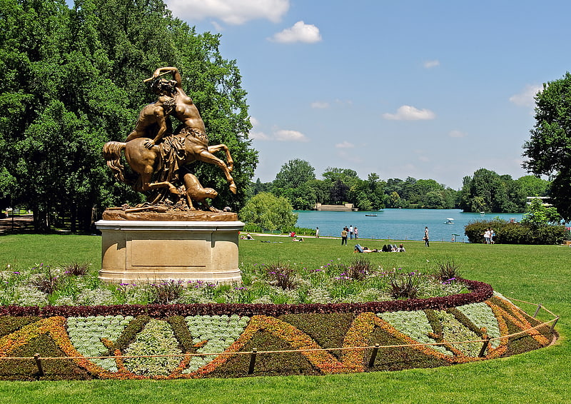 Weitläufiger Park aus dem 19. Jahrhundert mit einem See