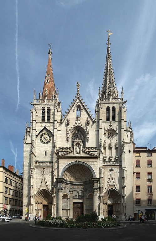 Une église gothique avec une longue histoire