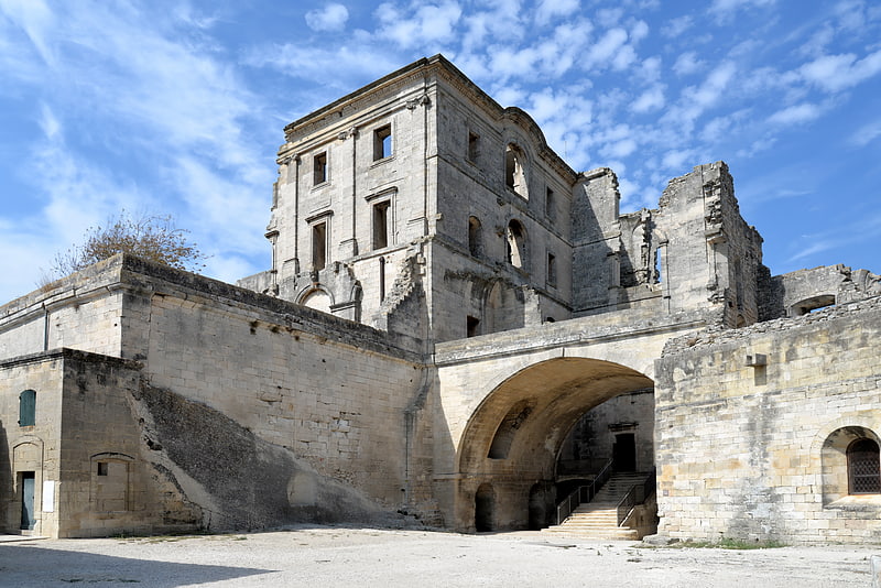 Ruinas de una prominente abadía y vistas panorámicas