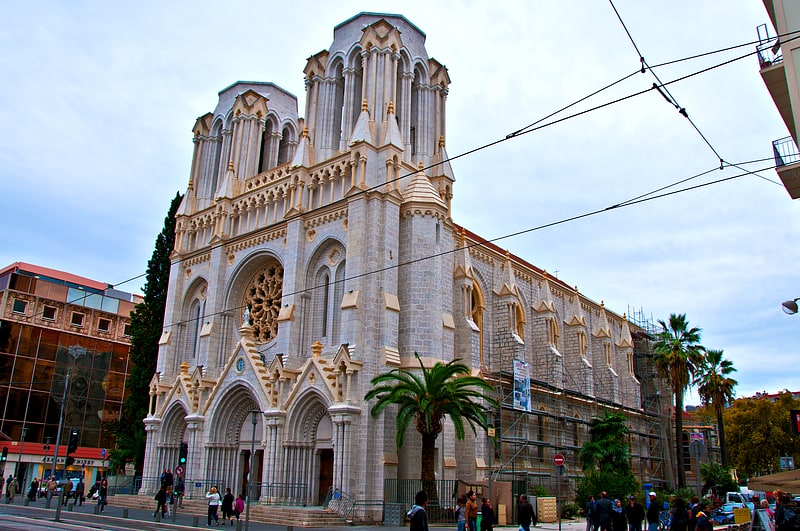 Hoch aufragende gotische Kathedrale aus dem Jahr 1860