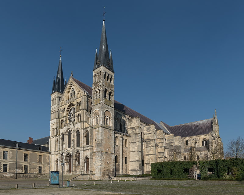 Mittelalterliche Kirche mit dem Grabmal des Heiligen Rémi