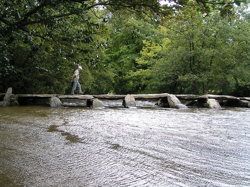 Starożytny most zbudowany z kamiennych płyt