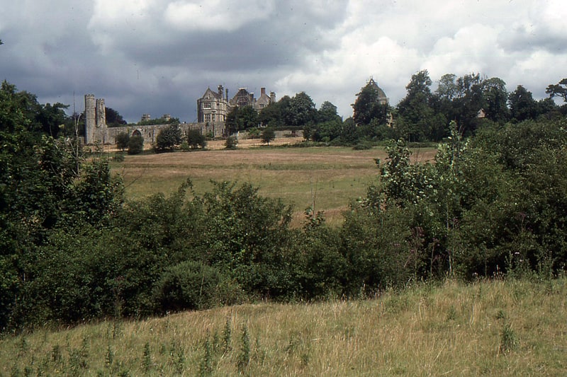 Lugar de la batalla histórica con una abadía