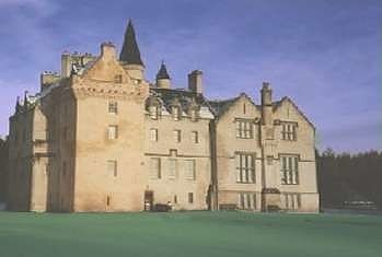 Castillo torreado y exhibiciones del Clan Brodie