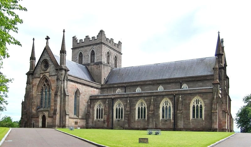 Catedral anglicana de piedra y mosaicos