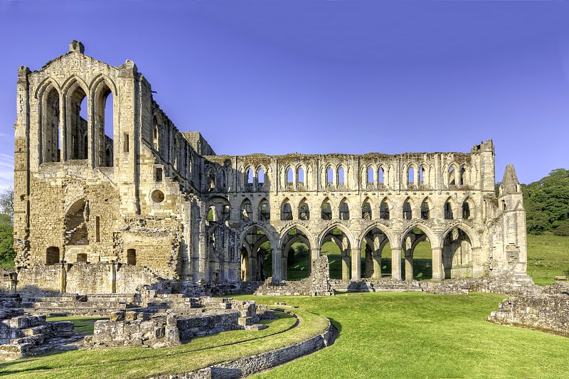 Ruinas de una abadía cisterciense en el valle