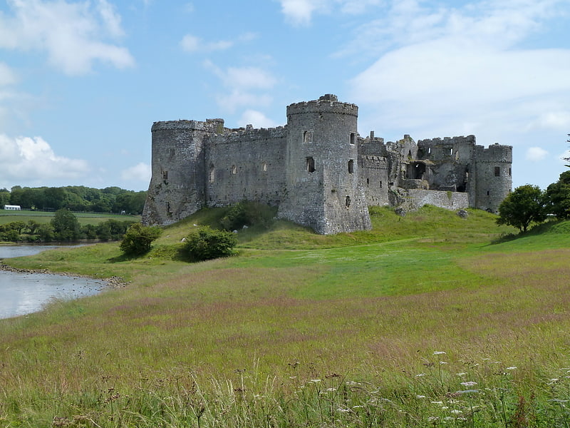 Castillo en ruinas con vistas a una ensenada de marea