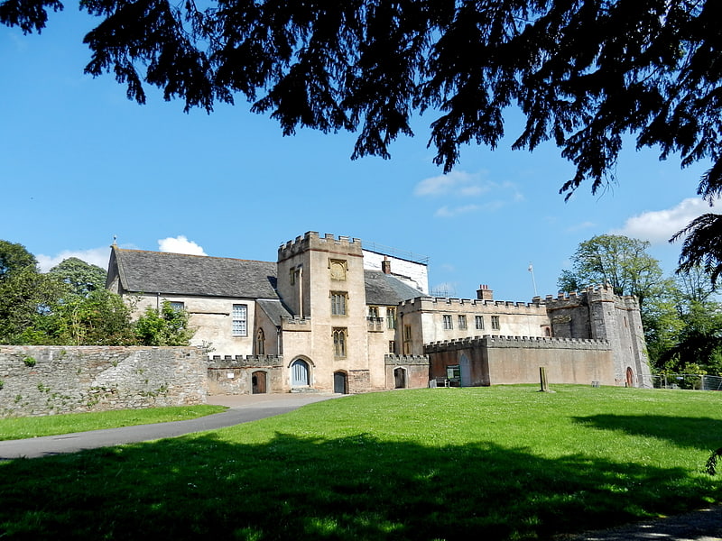 Abbaye médiévale et jardins avec salon de thé
