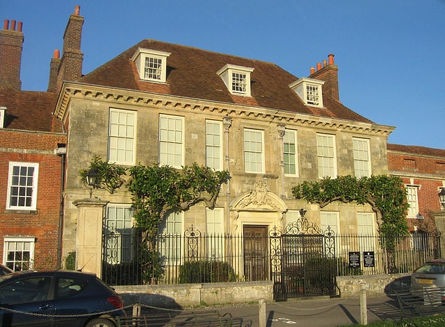 Casa del siglo XVIII con exposición de vasos