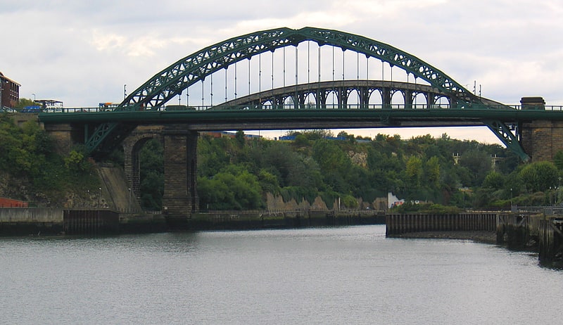 Bogenbrücke mit Bogen teilweise unterhalb der Fahrbahn in Sunderland, England