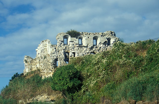 Ruiny zamku z przepięknym widokiem na morze