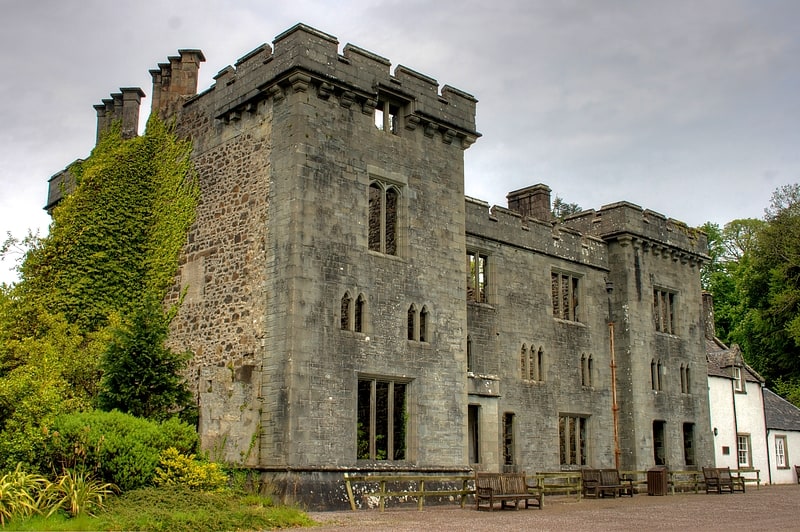 Zamek z muzeum i ogrodami krajobrazowymi