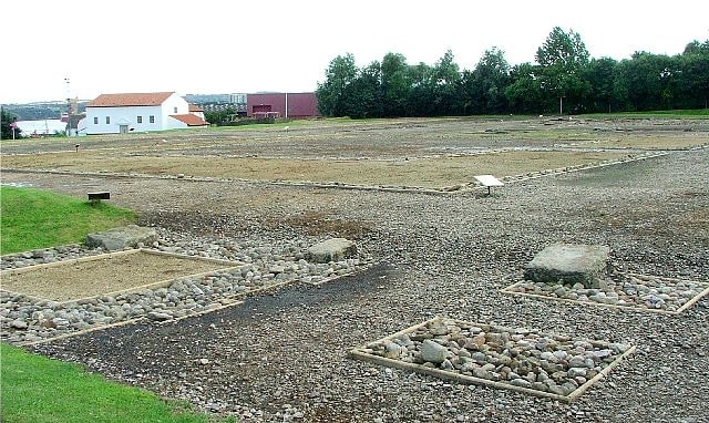 Fortaleza y termas romanas excavadas con museo