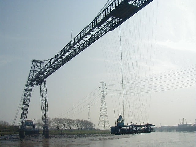 Puente histórico con un transbordador suspendido