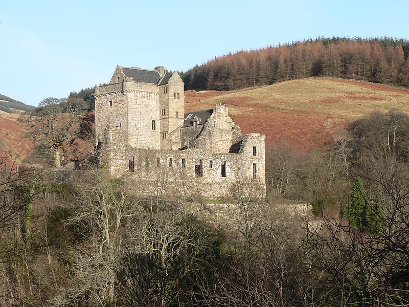 Torre fortaleza del siglo XV y jardines