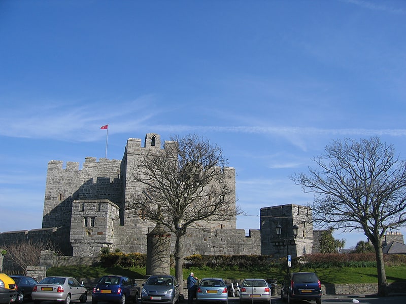 Enorme castillo medieval con muchas escaleras