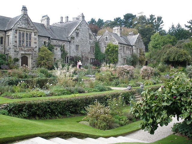 Maison Tudor avec jardin à la française et verger