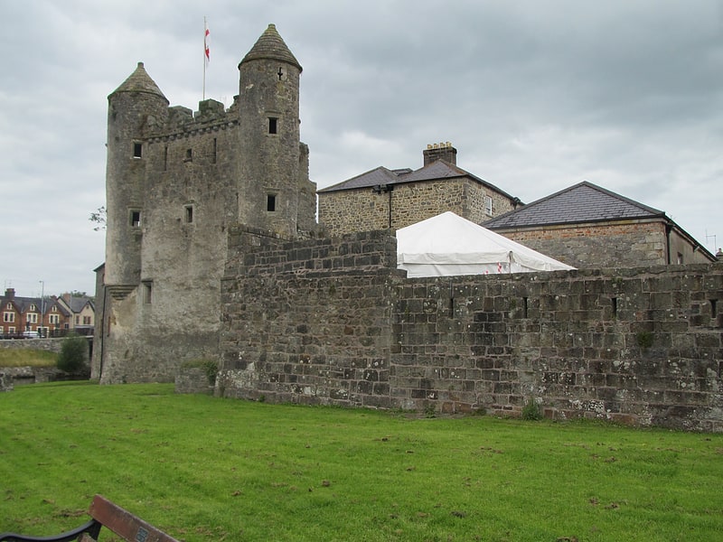 Zabytkowy zamek mieszczący dwa muzea