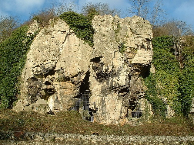 Kompleks wapiennych wąwozów i jaskiń
