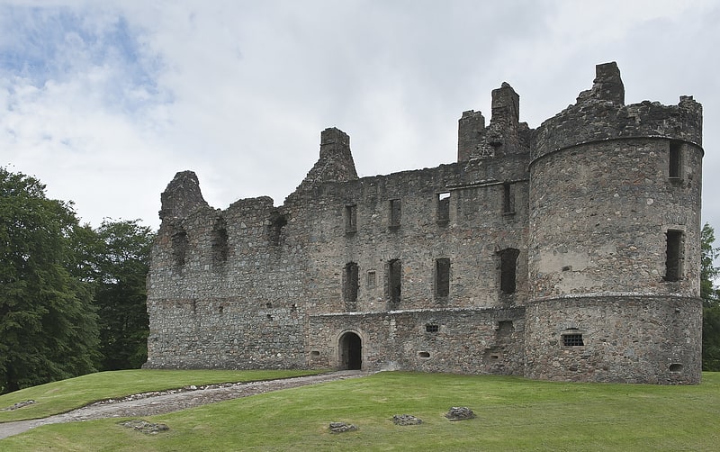 Ruine du 13e siècle avec mur rideau