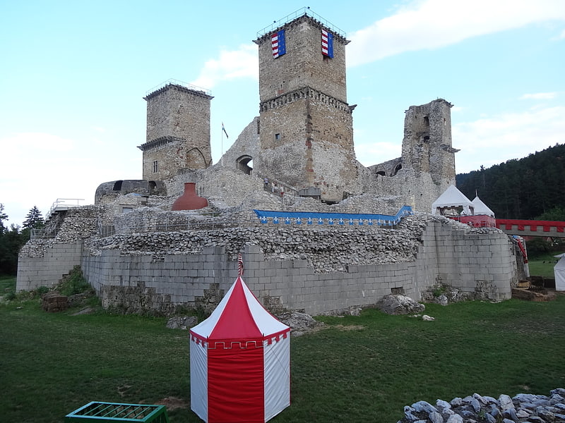 Mittelalterliche Burg mit Vorführungen zum Anfassen