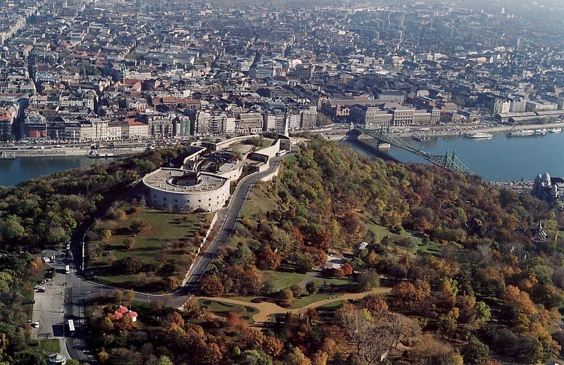 Fortaleza de los Habsburgo con vistas a la ciudad