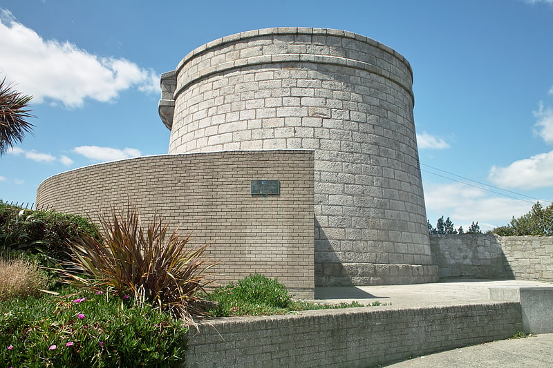 Gedrungener Wehrturm mit Joyce-Museum