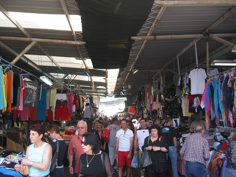 Markt im Freien mit lokalen Lebensmitteln und Waren