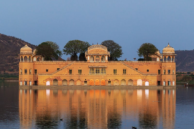 Historischer Palast inmitten eines Sees