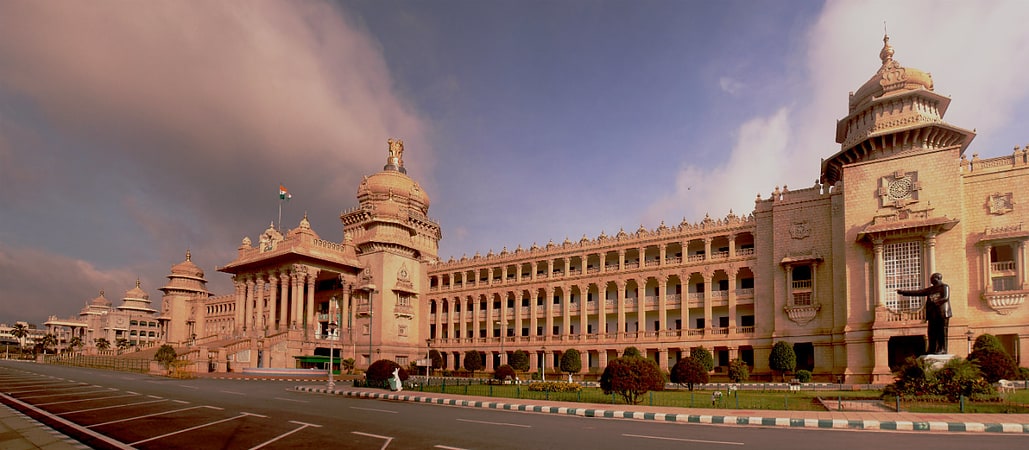 Großes Bürogebäude der Landesregierung