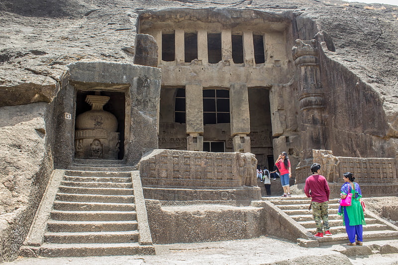 Templos excavados en la roca con santuarios budistas
