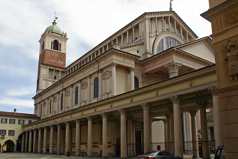 Catedral histórica con un bautisterio