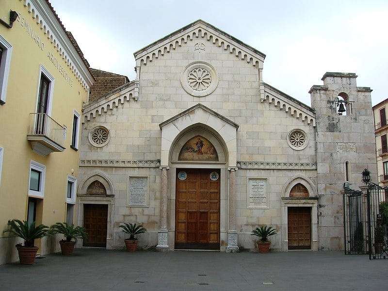 Église baroque avec fresques et autres œuvres d'art