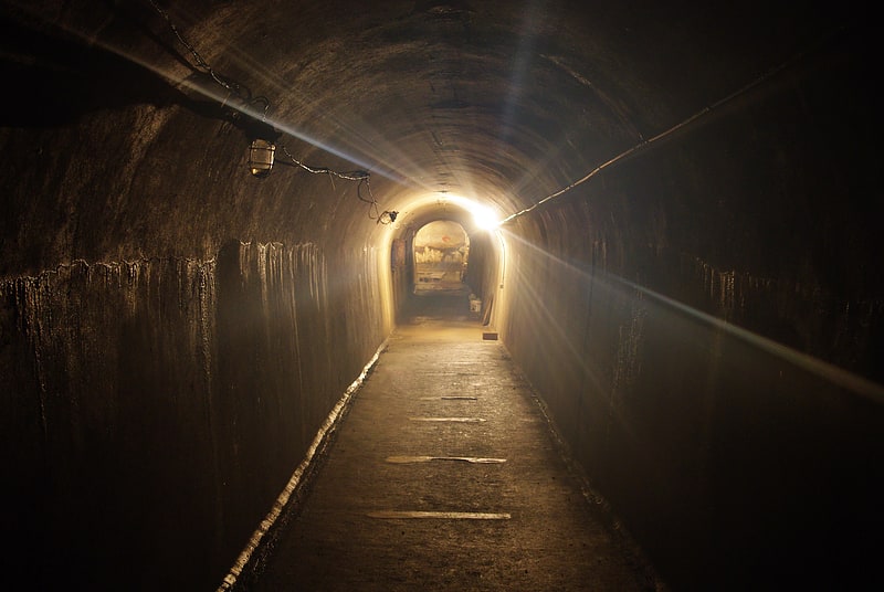 Historische WWII-Tunnel mit Führungen