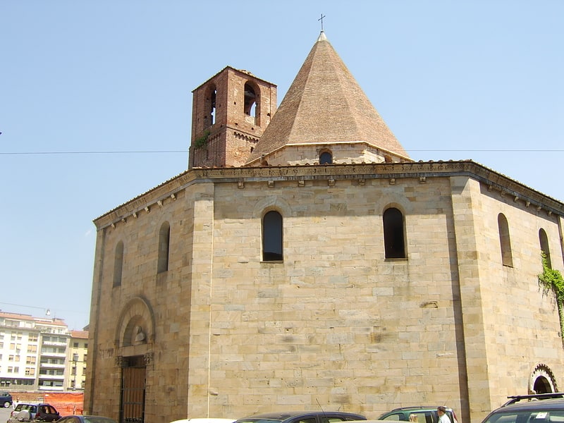 Ośmiokątny kościół z początku 1100 r.